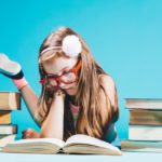 FXを勉強する女の子